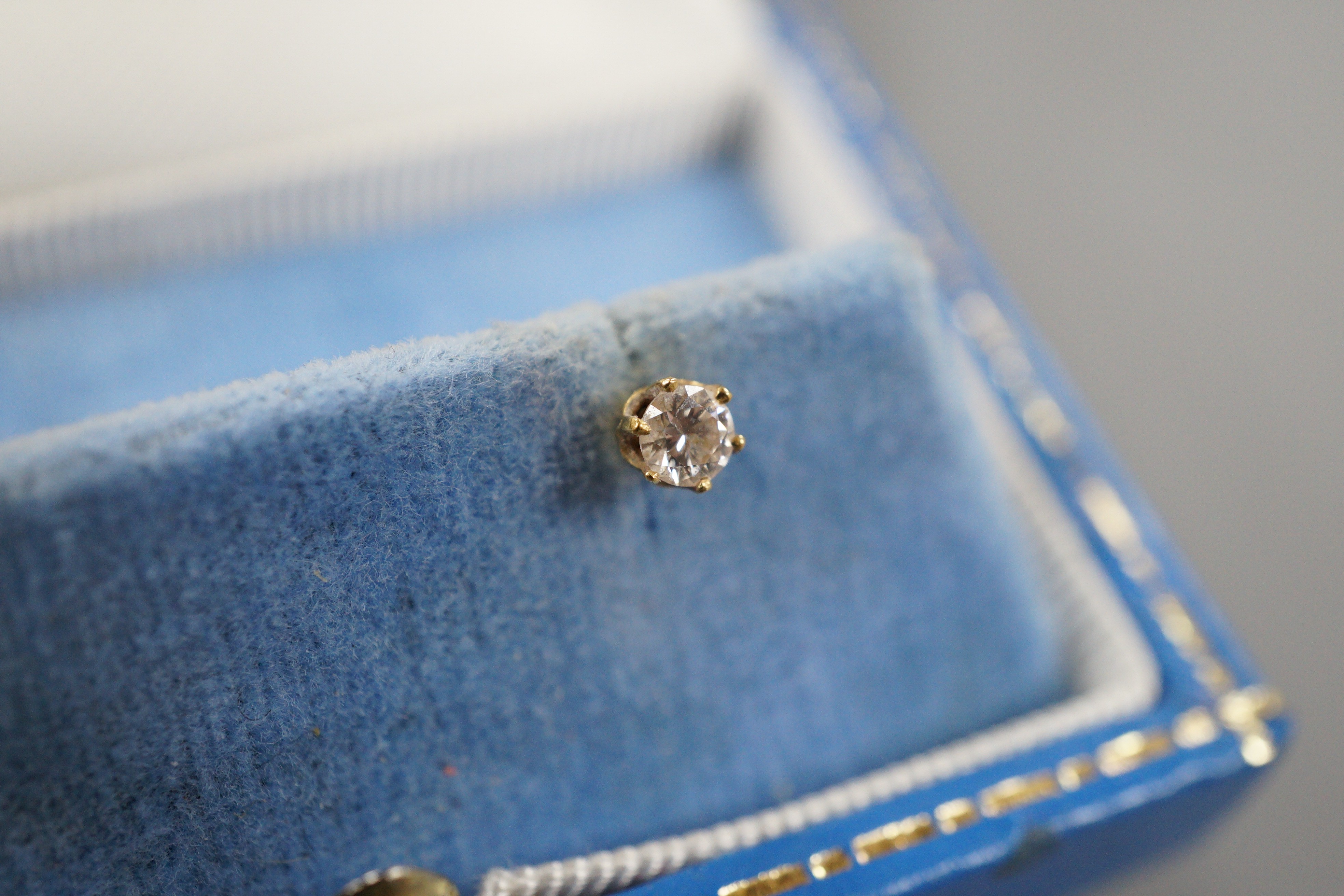 A pair of 750 yellow metal and solitaire diamond set ear studs, gross weight 0.9 grams